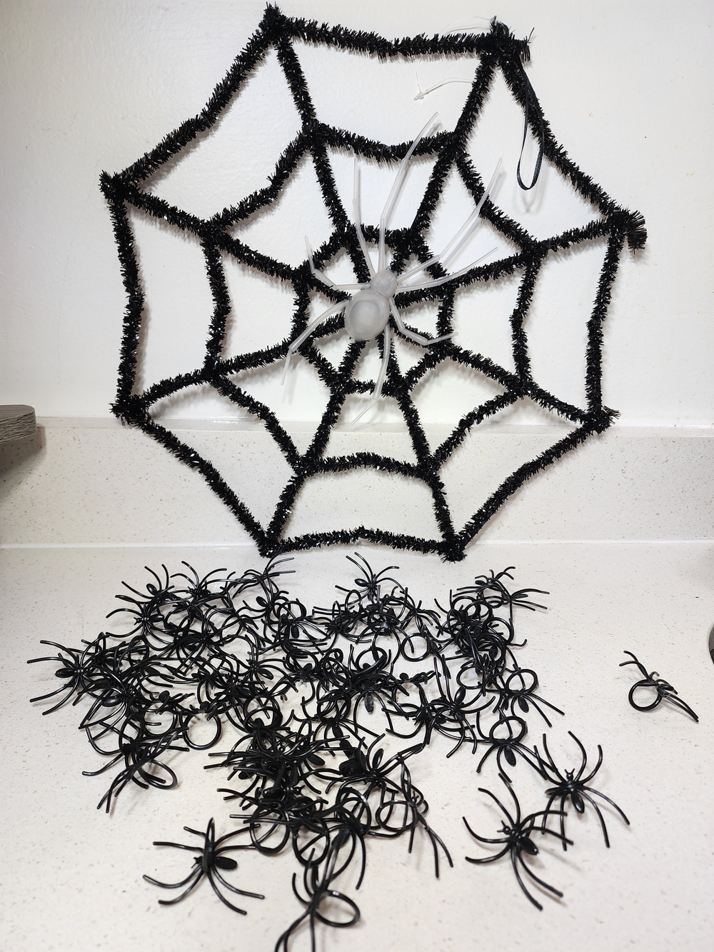 Black Spider Web with Glow In The Dark Spider & 60 Spider Rings Home Decor New